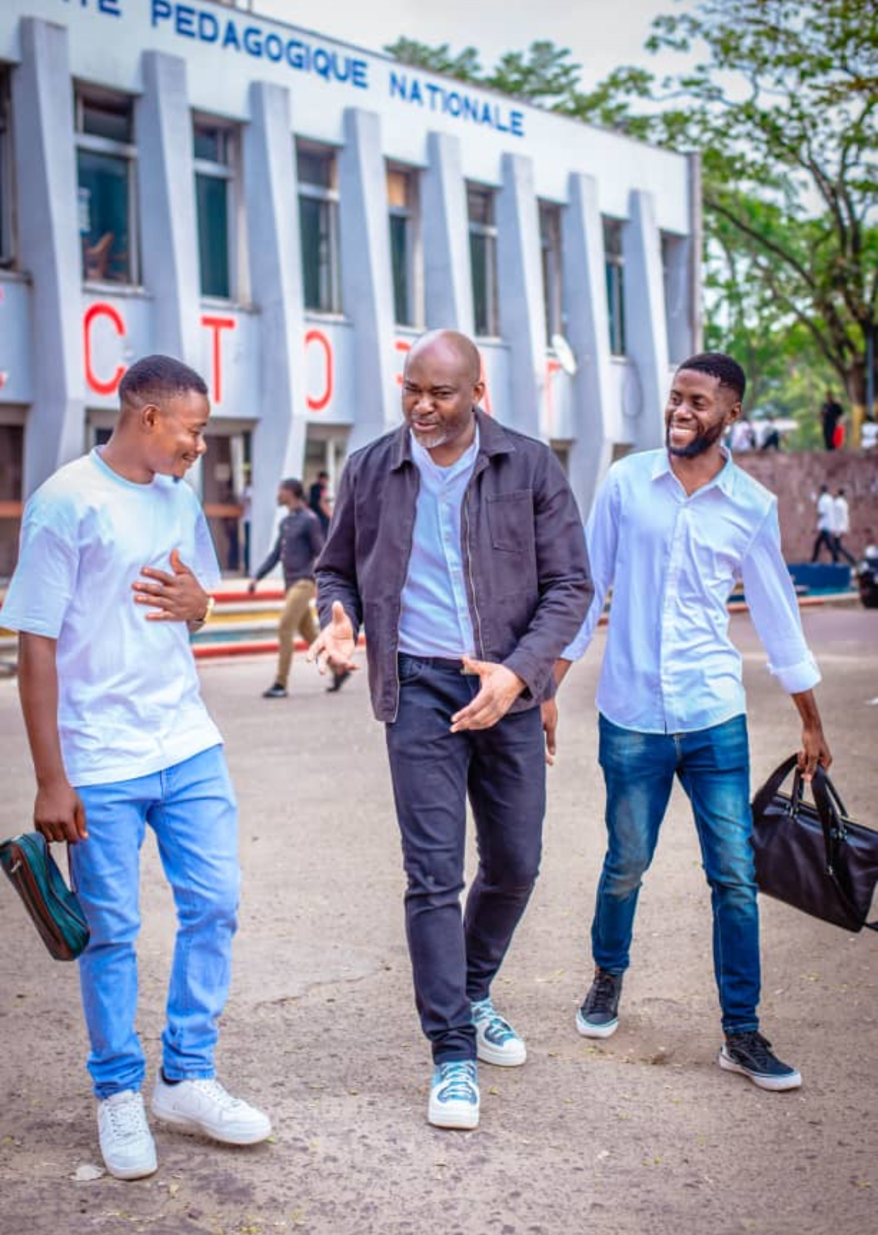 Entouré des étudiants à l'UPN